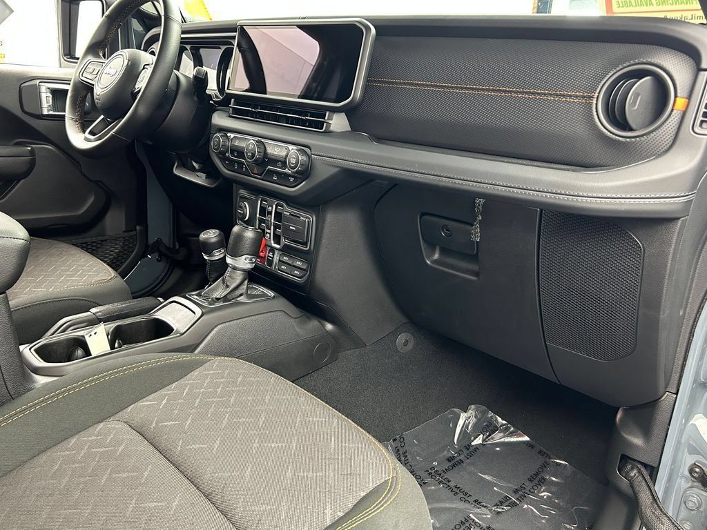 Used 2024 Jeep Gladiator Mojave AWD/4WD image 15
