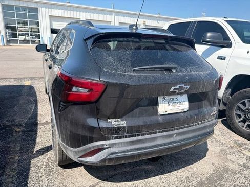 Used 2025 Chevrolet Trax RS w/ Sunroof Package FWD image 18