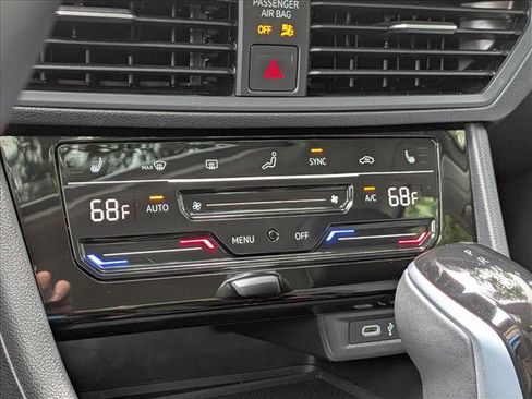 Certified 2025 Volkswagen Jetta SE w/ Sunroof Package FWD image 34