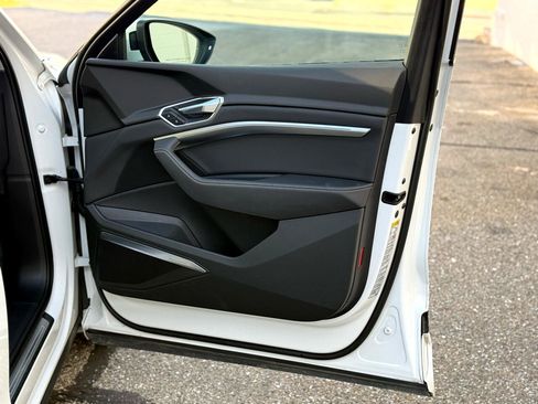 Used 2020 Audi e-tron Premium Plus image 31