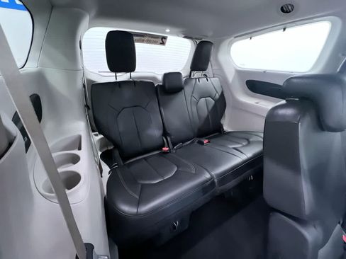 Used 2018 Chrysler Pacifica Touring-L Plus FWD image 43