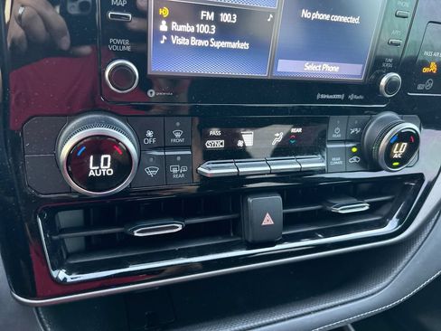 Used 2021 Toyota Highlander LE FWD image 25