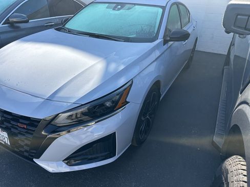 Used 2025 Nissan Altima 2.5 SR image 2