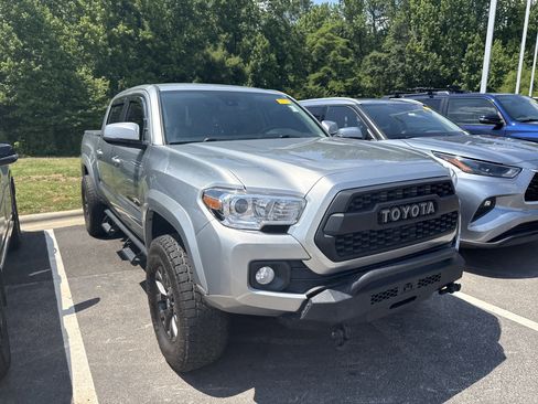 Used 2023 Toyota Tacoma SR5 w/ Technology Package AWD/4WD image 3
