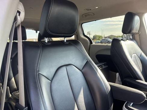 Used 2023 Chrysler Pacifica Touring-L FWD image 24