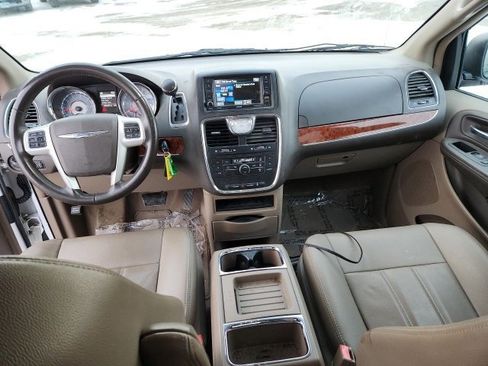 Used 2016 Chrysler Town & Country Touring image 17