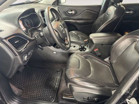 Used 2019 Jeep Cherokee Trailhawk AWD/4WD image 7