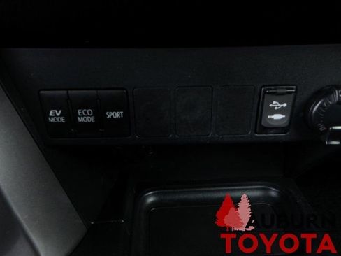 Used 2018 Toyota RAV4 LE image 20