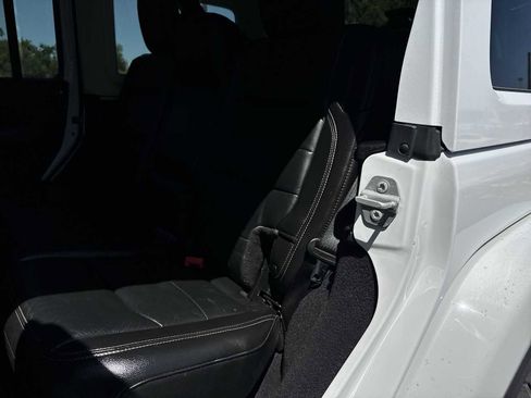 Used 2018 Jeep Wrangler Unlimited Sahara AWD/4WD image 17