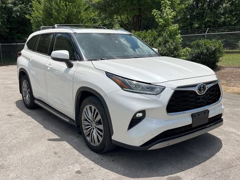 Used 2021 Toyota Highlander Platinum FWD image 1