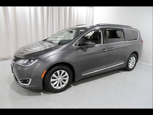 Used 2017 Chrysler Pacifica Touring-L FWD image 3