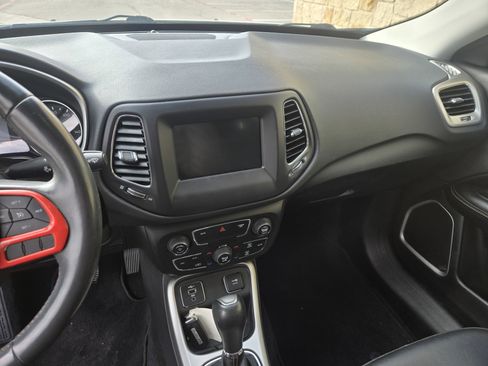 Used 2019 Jeep Compass Latitude image 13