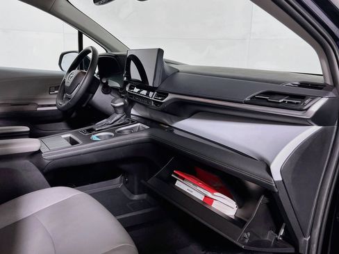 Used 2025 Toyota Sienna XLE FWD image 35