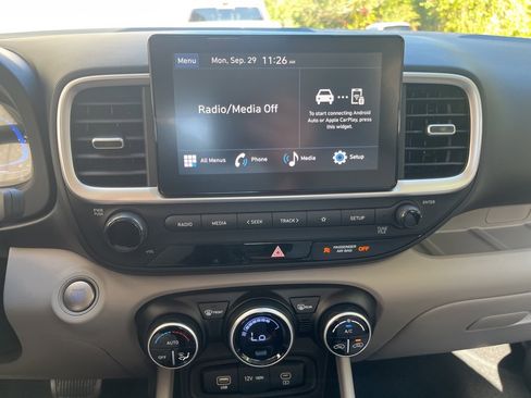 Used 2025 Hyundai Venue SEL image 22