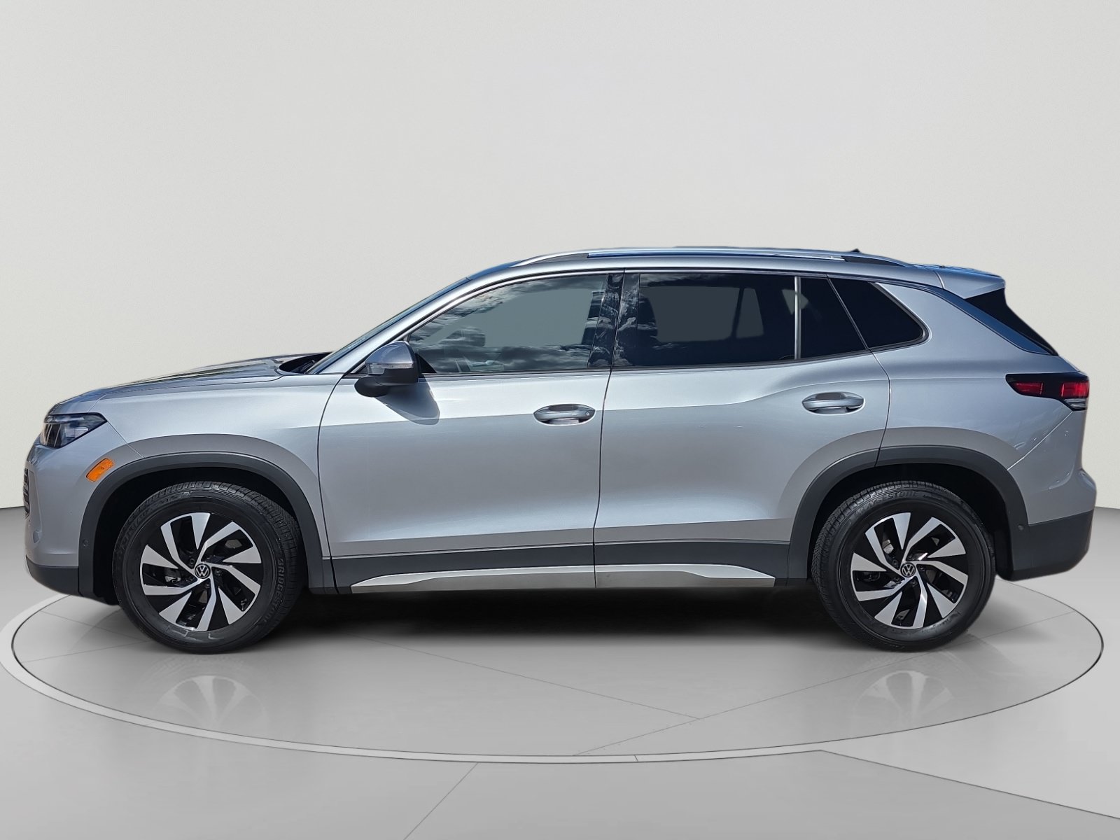 Used 2026 Volkswagen Tiguan S FWD image 2