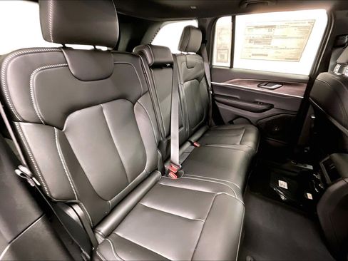 New 2025 Jeep Grand Cherokee Limited image 10