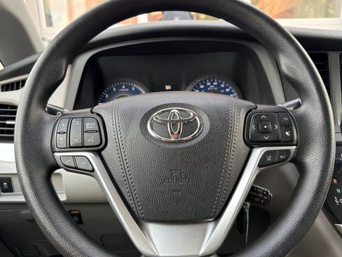 Used 2020 Toyota Sienna LE image 24
