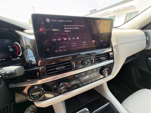 Used 2026 Nissan Pathfinder SL AWD/4WD image 13