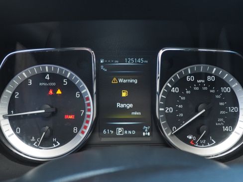 Used 2018 Nissan Titan SV w/ SV Convenience Package image 25