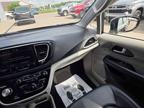Used 2024 Chrysler Pacifica Touring-L image 18
