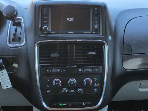 Used 2019 Dodge Grand Caravan SE w/ UConnect Hands-Free Group image 28