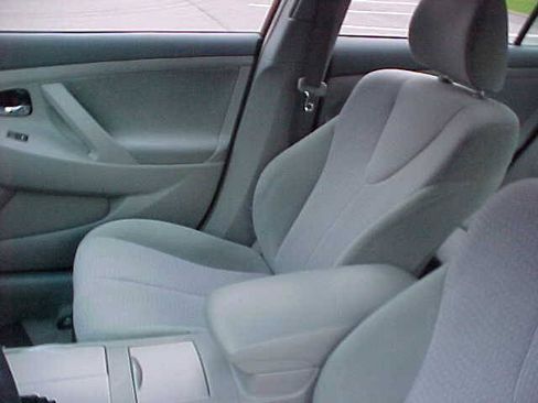 Used 2010 Toyota Camry LE FWD image 14