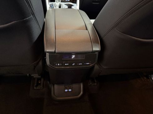 Used 2025 Toyota Highlander LE image 24