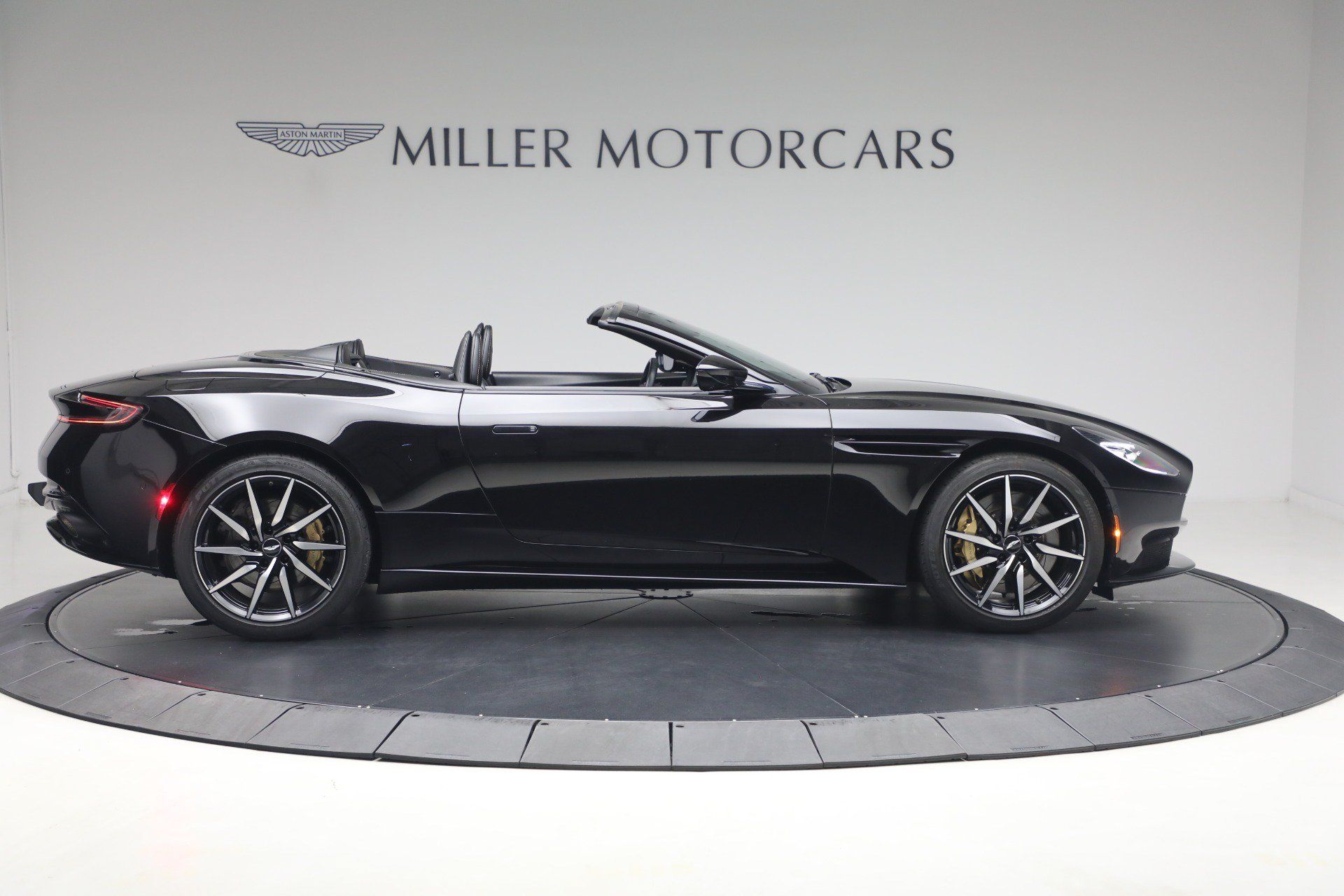 Used 2020 Aston Martin DB11 Volante RWD image 21
