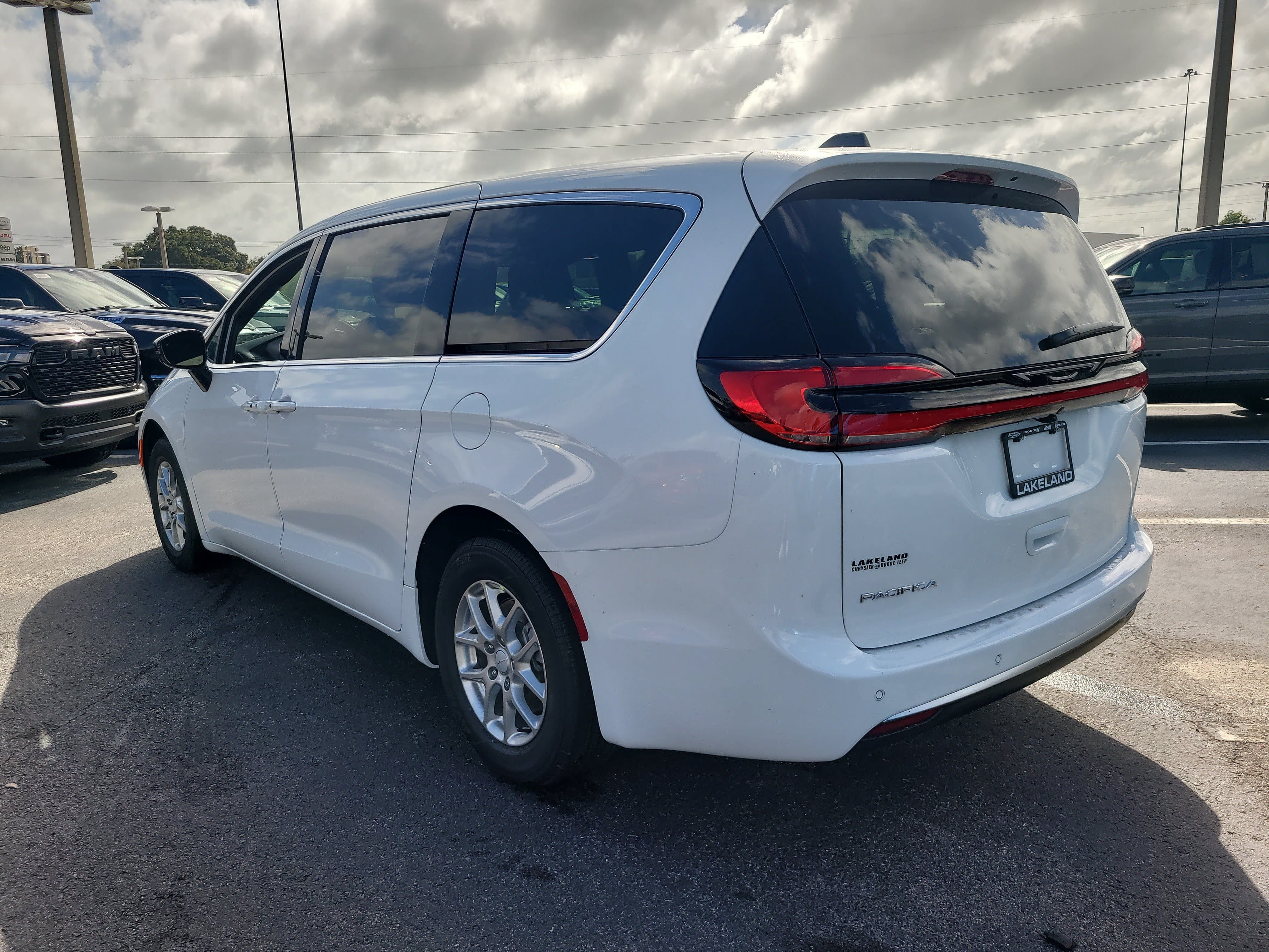 New 2027 Chrysler Pacifica Select FWD image 8
