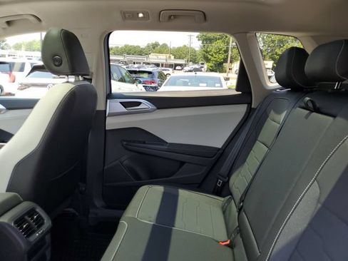 Used 2025 Volkswagen Taos SE w/ Panoramic Sunroof Package FWD image 16