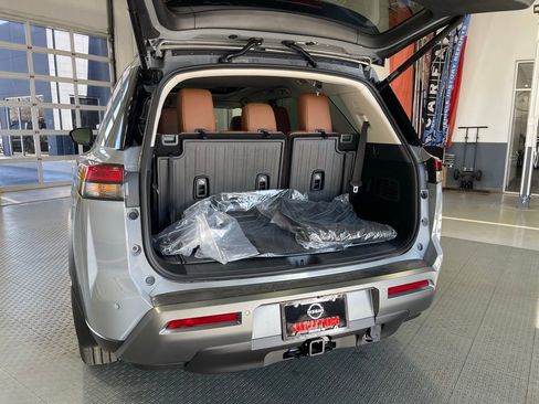 New 2026 Nissan Pathfinder Platinum image 7