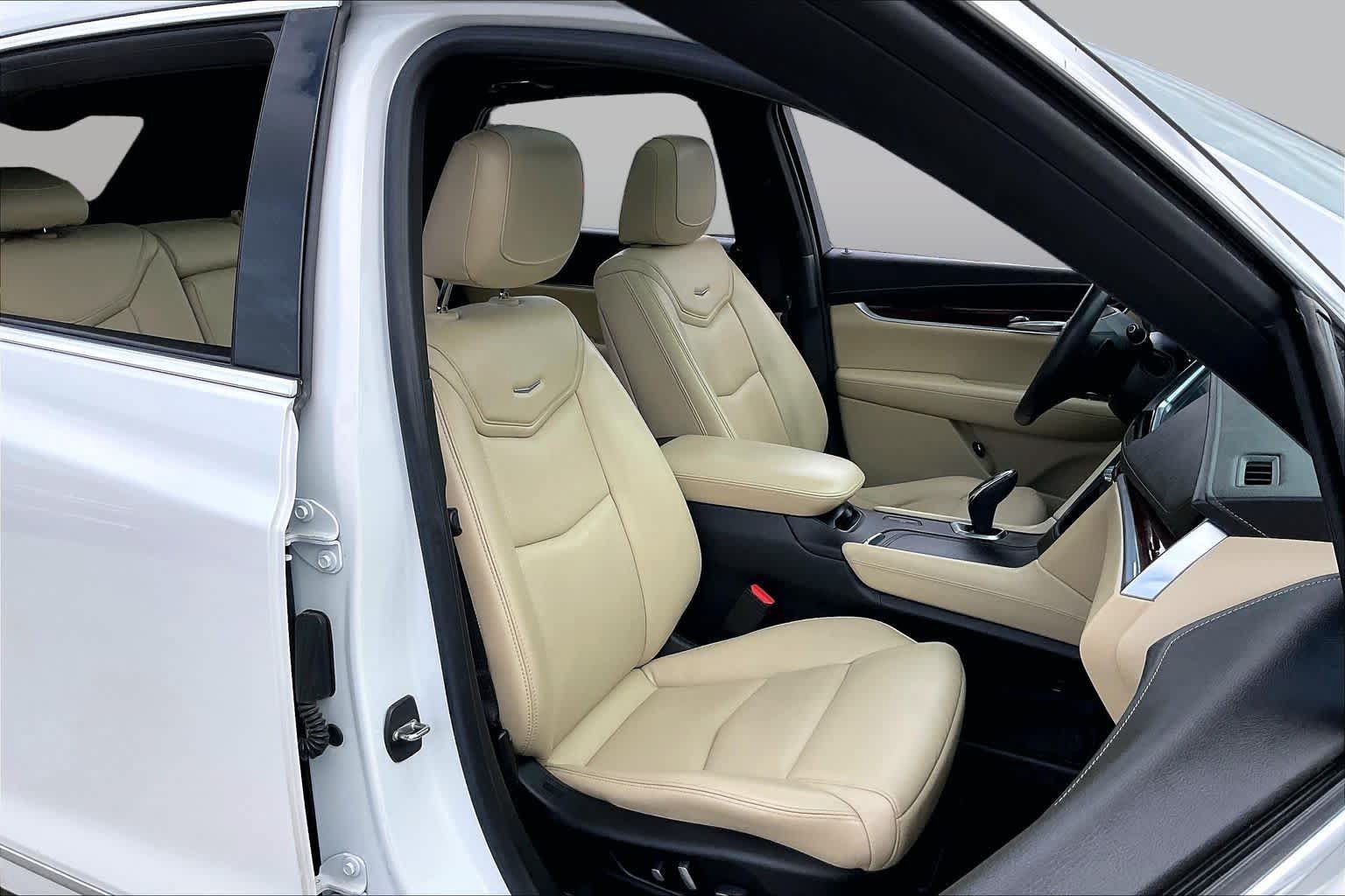 Used 2018 Cadillac XT5 Luxury w/ Driver Awareness Package FWD image 9