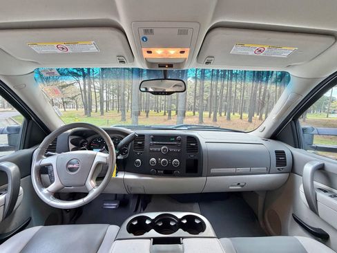 Used 2011 GMC Sierra 2500 SLE image 2