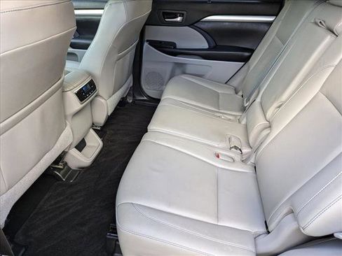 Used 2018 Toyota Highlander XLE image 18