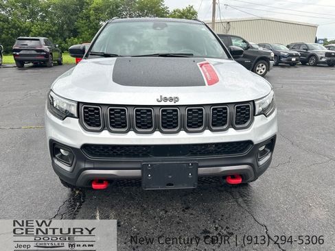 Used 2025 Jeep Compass Trailhawk AWD/4WD image 2