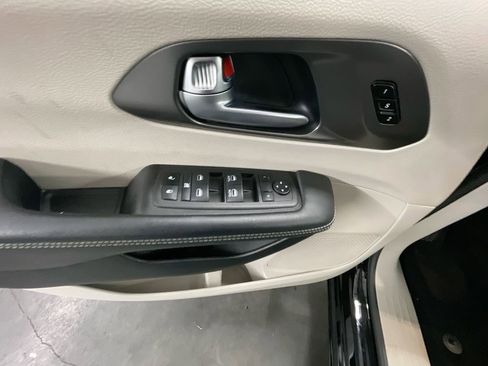 Used 2024 Chrysler Pacifica Touring-L image 22