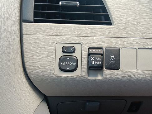 Used 2012 Toyota Sienna XLE FWD image 22