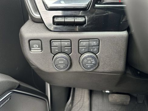 Used 2025 Chevrolet Silverado 1500 High Country AWD/4WD image 30