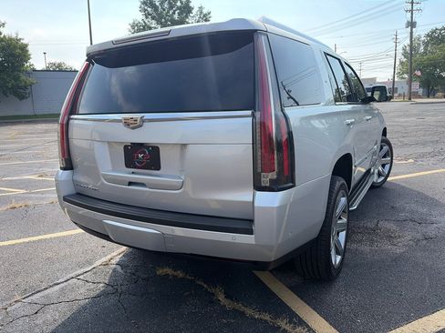 Used 2018 Cadillac Escalade Luxury AWD/4WD image 9