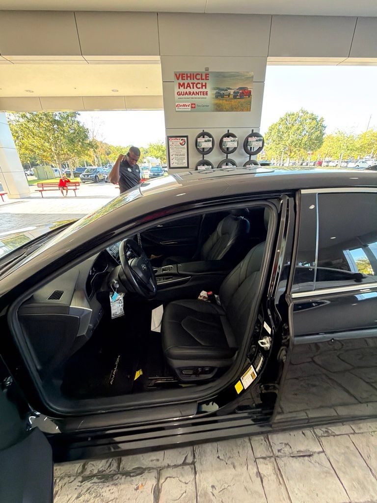 Used 2022 Toyota Avalon XLE w/ Moonroof Package FWD image 4