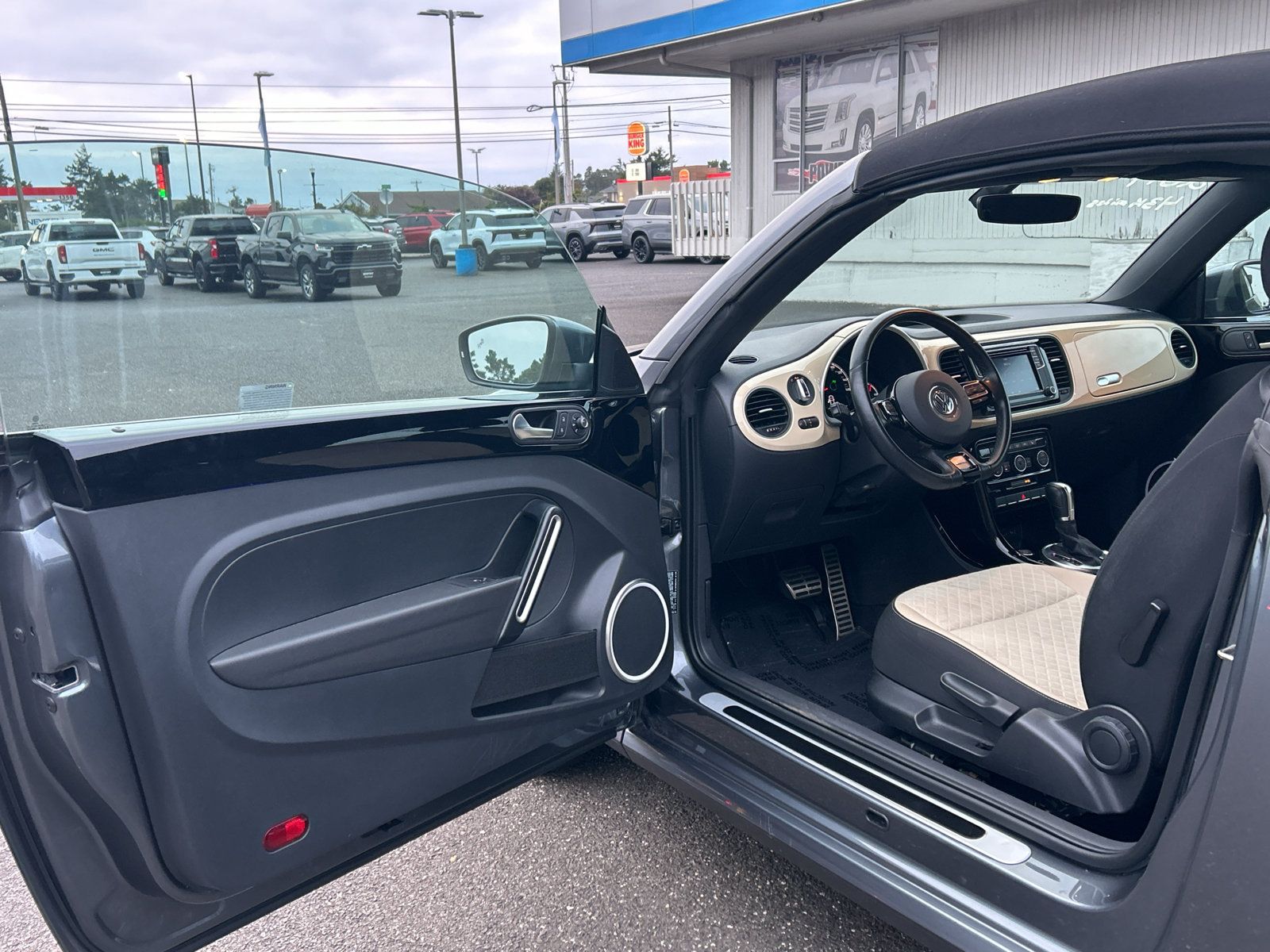 Used 2019 Volkswagen Beetle 2.0T SE FWD image 10