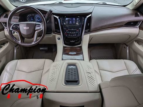 Used 2017 Cadillac Escalade Premium Luxury RWD image 21