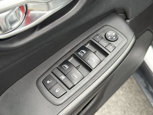 Used 2019 Jeep Cherokee Trailhawk AWD/4WD image 23