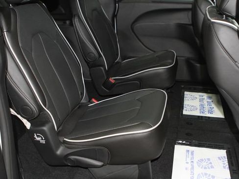 New 2027 Chrysler Pacifica Limited AWD/4WD image 25