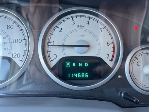 Used 2010 Chrysler Town & Country Touring image 6