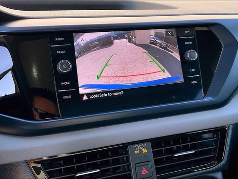 Certified 2022 Volkswagen Taos SE w/ Panoramic Sunroof Package image 21