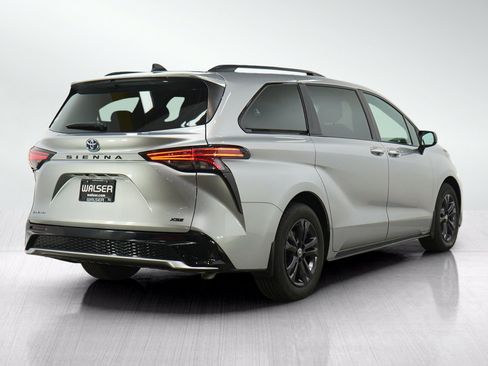 Used 2025 Toyota Sienna XSE AWD/4WD image 5