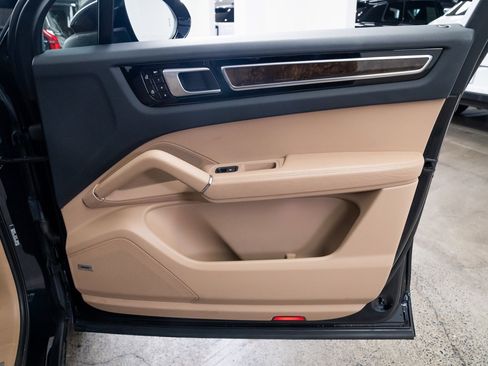 Used 2020 Porsche Cayenne image 24