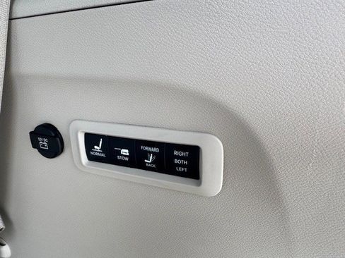 Used 2020 Chrysler Pacifica Limited w/ Tire & Wheel Group FWD image 41