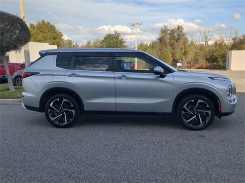 Used 2022 Mitsubishi Outlander SE image 3
